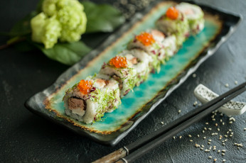 Картинка еда рыба +морепродукты +суши +роллы вкусно начинка зелень палочки роллы