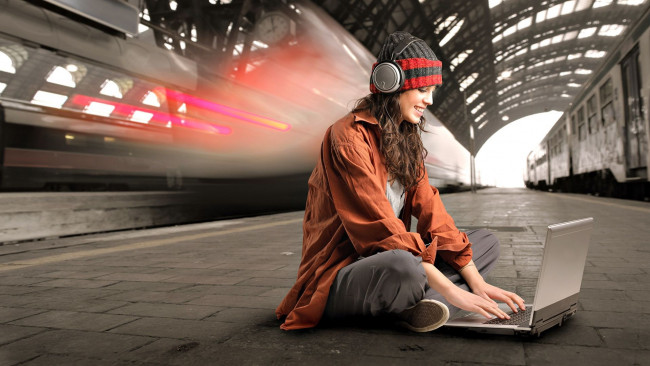 Обои картинки фото музыка, -другое, перрон, девушка, вокзал, ноутбук, наушники