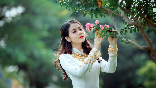 Обои картинки фото девушки, - азиатки, азиатка, платье, пайетки, цветущее, дерево