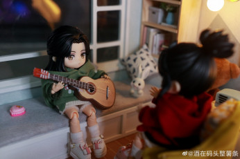 обоя разное, куклы, гитара, комната