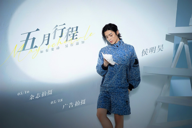 Обои картинки фото мужчины, hou ming hao, актер, толстовка, шорты, стена
