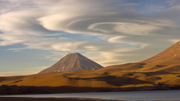 Картинка circular clouds over volcano природа стихия облака небо вулкан