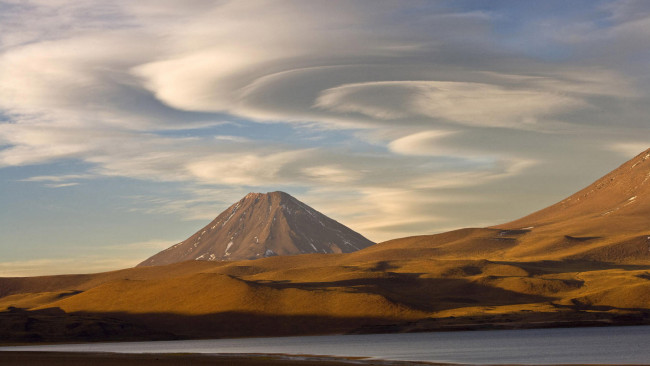 Обои картинки фото circular, clouds, over, volcano, природа, стихия, облака, небо, вулкан