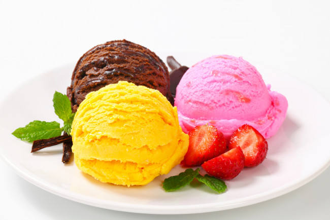 Обои картинки фото еда, мороженое, десерты, шоколадное, шарики, ягоды, ассорти, клубника, десерт, сладости, сладкое, тарелка