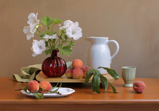 Обои картинки фото еда, персики, сливы, абрикосы, натюрморт, кувшин, цветы