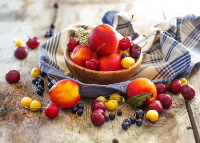 Обои картинки фото еда, фрукты, ягоды, нектарины, черешня, полотенце, миска