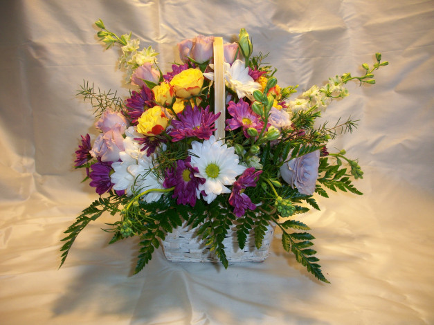 Обои картинки фото цветы, букеты,  композиции, розы, корзинка, хризантемы