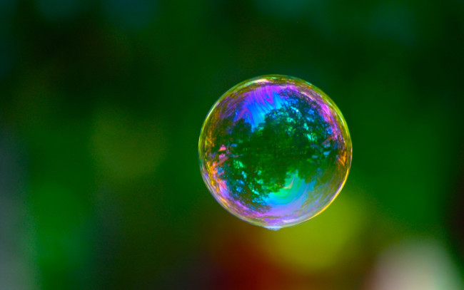 Обои картинки фото разное, - другое, пузырь, мыльный, полет, зелень, спектр, цвета