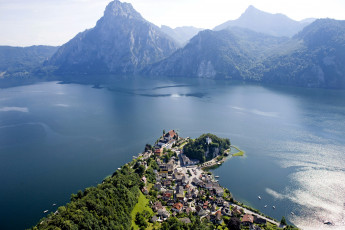 Картинка города -+пейзажи панорама вид сверху деревья дома берег горы траунзе озеро traunkirchen австрия