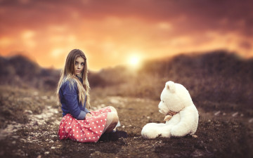 Картинка девушки -unsort+ брюнетки +шатенки игрушка закат медведь плюшевый мишка боке настроение девушка