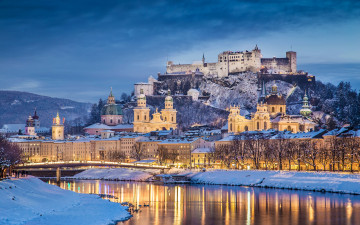 обоя города, - дворцы,  замки,  крепости, австрия, salzburg, зима, снег, река, мост, набережная, пейзаж, дома, дворцы, гора, крепость, замок, hohensalzburg, вечер