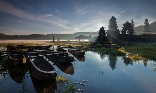 Обои картинки фото корабли, лодки,  шлюпки, вода, деревья, лодка, туман, утро, озеро, пагода, азия