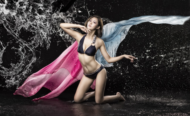 Обои картинки фото девушки, -unsort , азиатки, фигура, поза, вода, купальник, бикини, брызги, азиатка