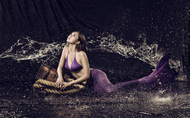 Обои картинки фото девушки, -unsort , креатив, сундук, русалка, брызги, вода, канат, грудь, поза, азиатка