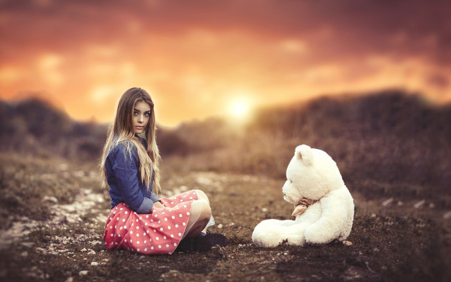 Обои картинки фото девушки, -unsort , брюнетки,  шатенки, игрушка, закат, медведь, плюшевый, мишка, боке, настроение, девушка