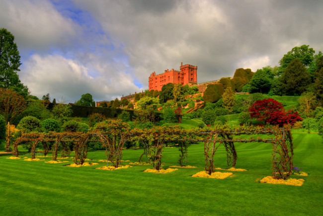 Обои картинки фото powis castle, города, замки англии, замок, парк, холм