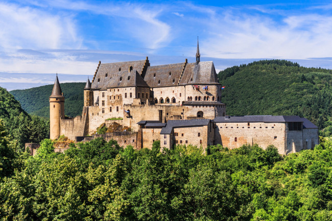 Обои картинки фото viandenluxemburg, города, - дворцы,  замки,  крепости, замок, лес, горы