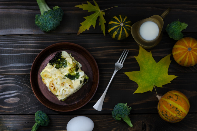 Обои картинки фото еда, Яичные блюда, листья, омлет, тыква, вилка, яйцо
