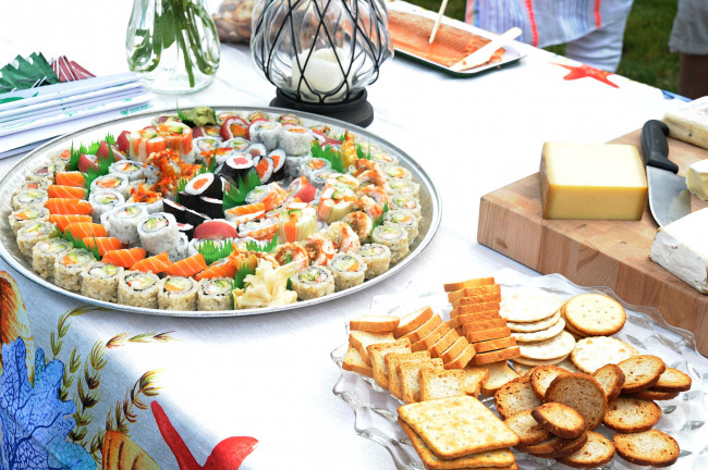 Обои картинки фото еда, рыба,  морепродукты,  суши,  роллы, нож, хлеб, роллы, сыр, палочки
