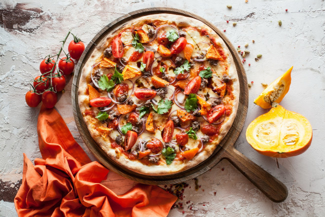 Обои картинки фото еда, пицца, томат, скатерть, тыква, зелень, лук