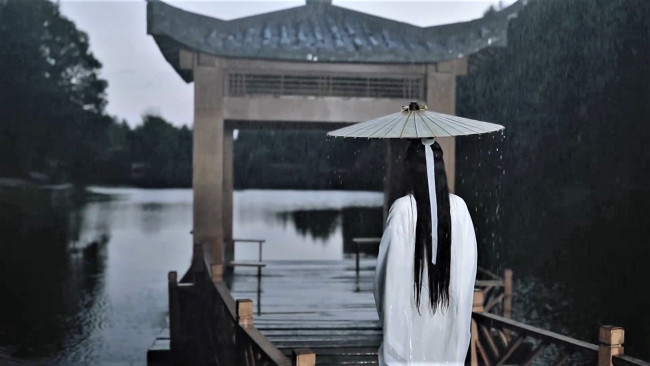 Обои картинки фото кино фильмы, miss the dragon, человек, зонт, дождь, причал, река