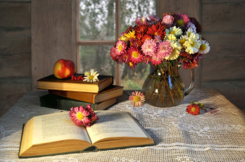 Картинка цветы хризантемы яблоко натюрморт книги ваза