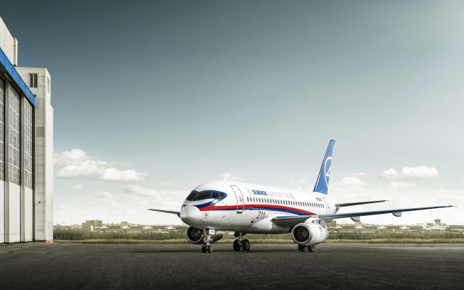 Обои картинки фото sukhoi, superjet, 100, авиация, пассажирские, самолёты, самолет, стоянка, аэродром