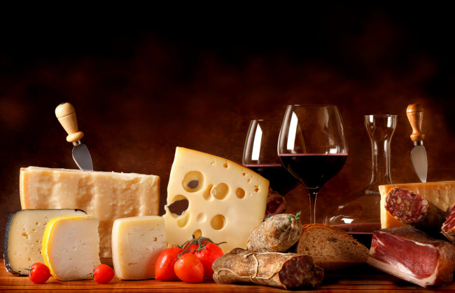 Обои картинки фото еда, натюрморт, бокал, хлеб, сыр, вино, помидоры, колбаса, ветчина