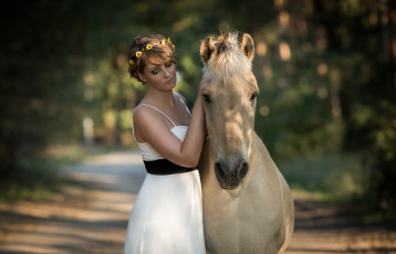 Картинка девушки -unsort+ брюнетки +шатенки друзья конь лошадь венок платье настроение девушка