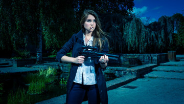Картинка девушки -unsort+ девушки+с+оружием оружие взгляд девушка