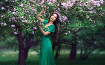 Картинка девушки -unsort+ брюнетки +шатенки брюнетка венок платье дерево весна цветение