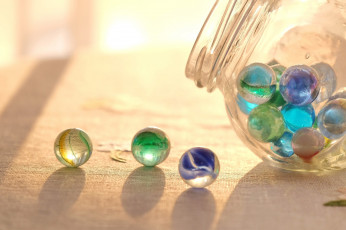 Картинка разное игрушки стеклянные шарики банка макро