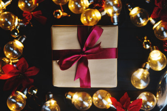 Картинка праздничные подарки+и+коробочки лампочки подарок бант лента