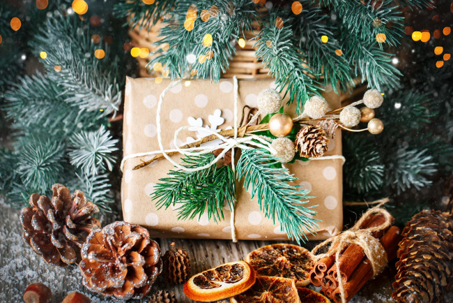 Обои картинки фото праздничные, подарки и коробочки, корица, подарок, шишки, сосновые, ветки