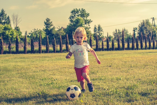 Обои картинки фото разное, дети, мальчик, мяч, поляна, футбол