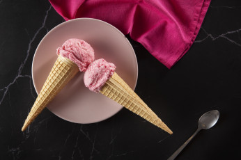 Картинка еда мороженое +десерты вафельные рожки клубничное