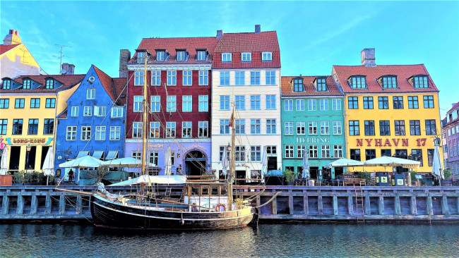 Обои картинки фото города, копенгаген , дания, дома, набережная, отражение, парусник