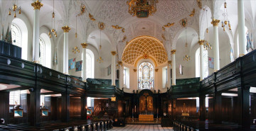 Картинка церковь святого климента лондон интерьер убранство роспись храма колонны витраж белый