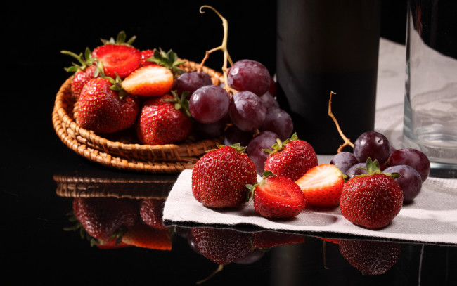 Обои картинки фото еда, фрукты, ягоды, виноград, клубника