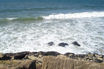 Картинка природа побережье пена волны камни