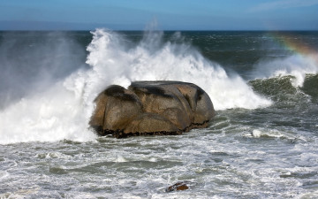 Картинка природа радуга море волна брызги камень горизонт
