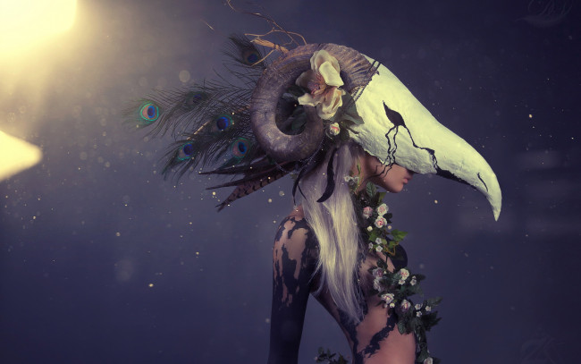 Обои картинки фото фэнтези, девушки, девушка, череп, цветы, amanda, darling, маска, перья, рога