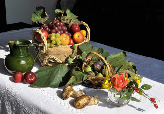 Картинка еда натюрморт грибы фрукты ягоды корзина графин