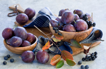 Картинка еда персики +сливы +абрикосы сливы фрукты листья посуда осень натюрморт
