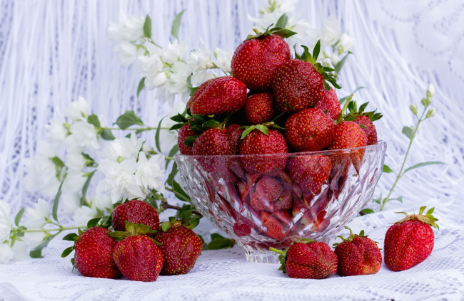 Обои картинки фото еда, клубника,  земляника, ягоды, цветы