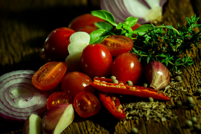 Обои картинки фото еда, овощи, помидоры, чеснок, лук, перец, зелень, томаты