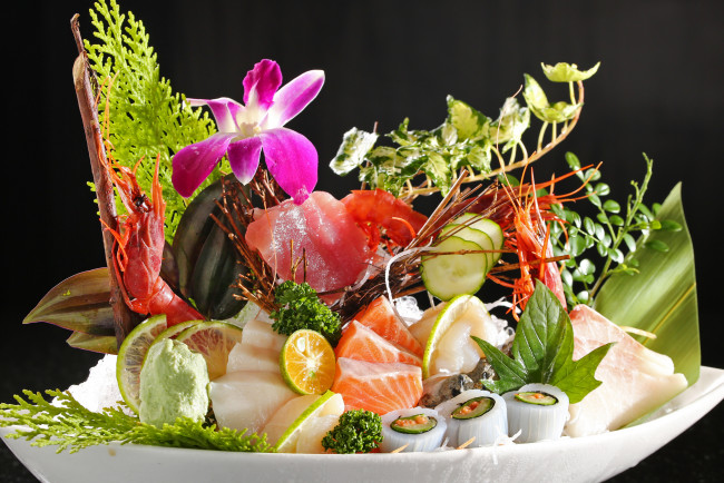 Обои картинки фото еда, рыба,  морепродукты,  суши,  роллы, морепродукты, цветы, зелень, лайм