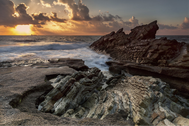 Обои картинки фото природа, побережье, волны, море, горизонт, скалы, берег, восход, солнце, тучи