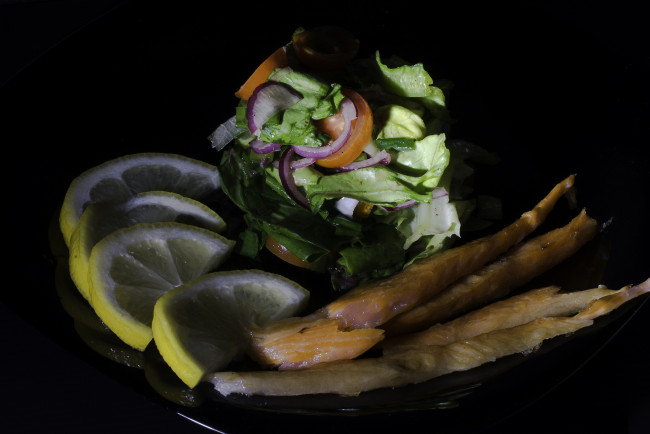 Обои картинки фото еда, салаты,  закуски, рыба, лимон, овощи