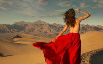 Картинка девушки -unsort+ брюнетки +шатенки юбка спина девушка пустыня